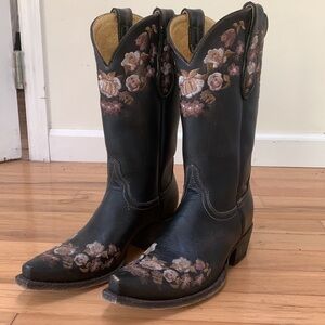 Cavender’s black floral embroidered cowboy boot